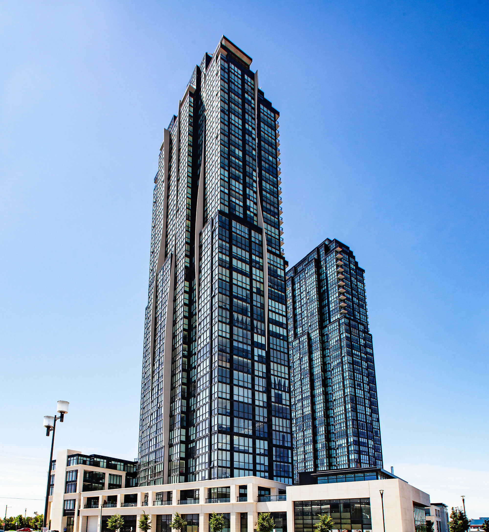 37 storey, 353 suite condominium with 3 levels of underground parking.