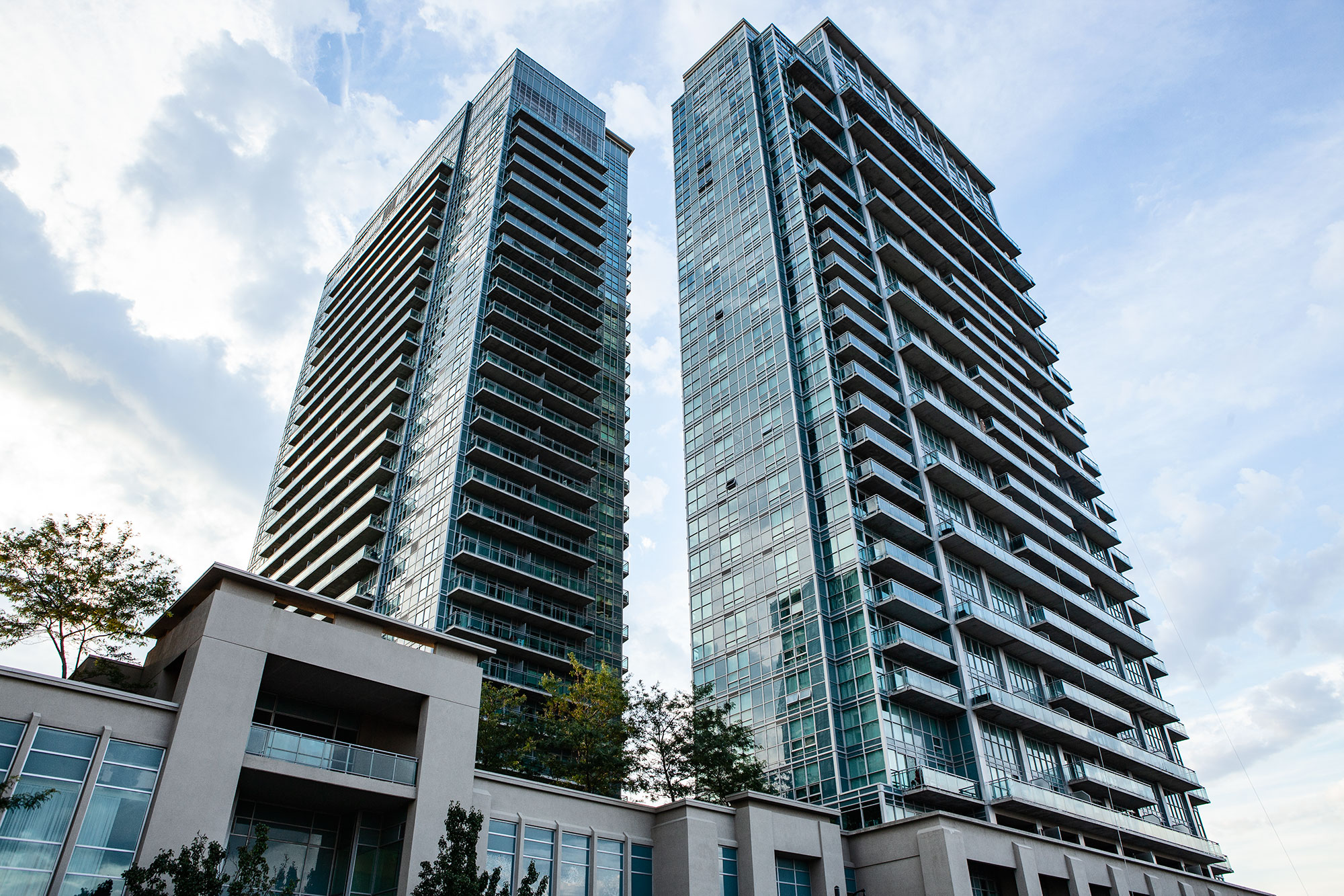 31 storey, 354 suite condominium with 4 levels of underground parking.